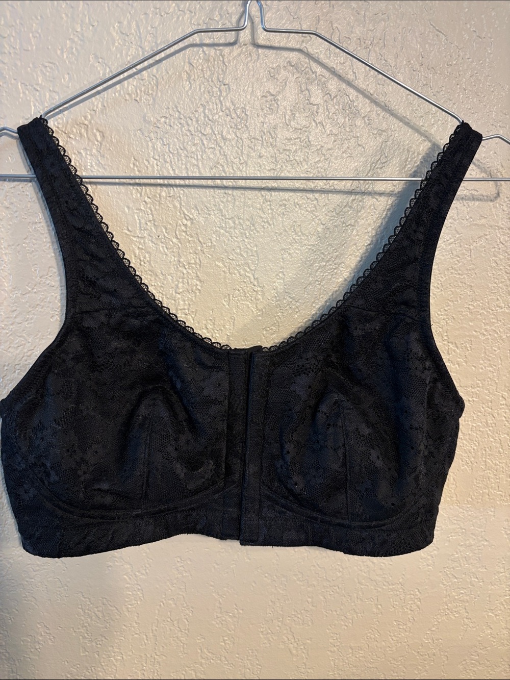 VICTORIA’S SECRET body by Victoria, black Large Bra Lace No Wire Front Close Bod